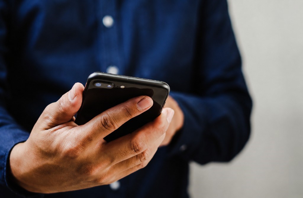 Person hält ein Smartphone in den Händen